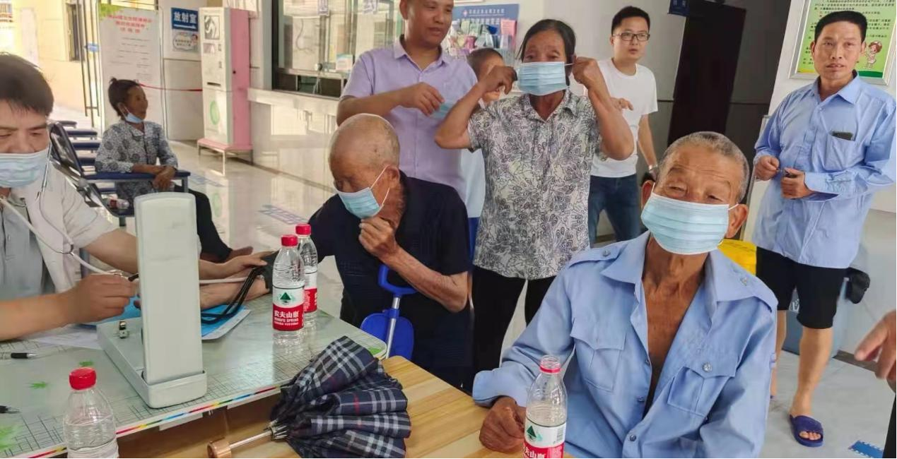 角山镇：点赞！九旬老人主动接种新冠疫苗第一针