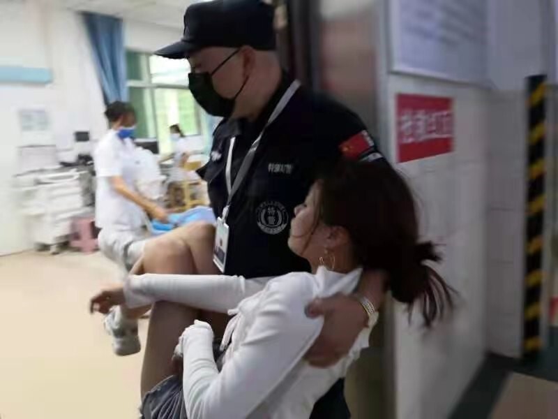 衡阳石鼓：女孩突发身体不适 民警抱着她一路狂奔到医院