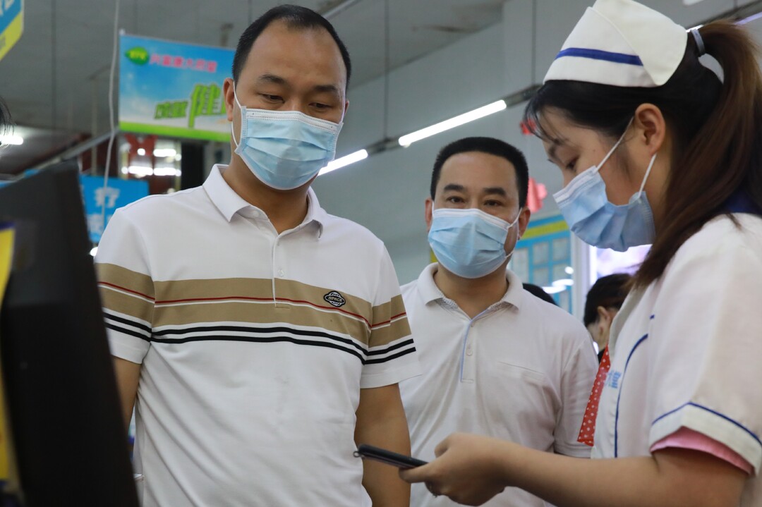 下沉一线 靠前指挥，区委宣传部督导联点社区疫情防控工作