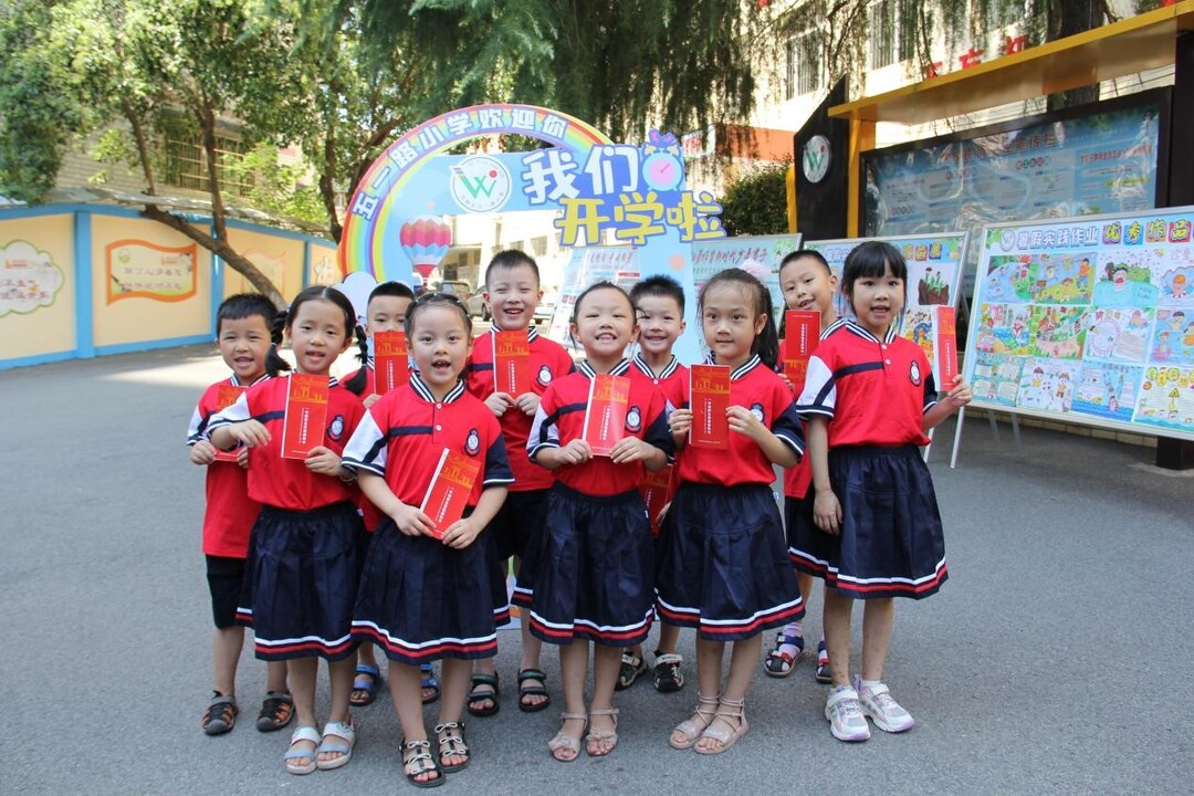 “我们开学啦！”贴心的开学礼让石鼓学子们笑逐颜开