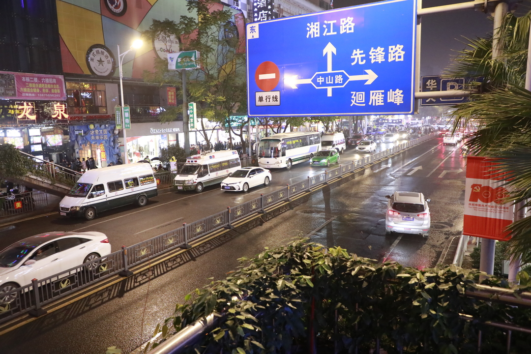人不扎堆车不堵，“平安夜”平安继续
