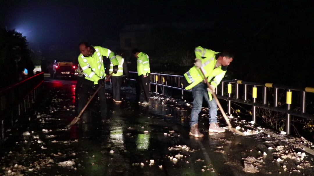 我为群众办实事——区公路局：“闻雪而动 ”冒寒出战抗冻保畅