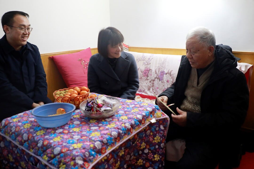 石鼓区：节近情更浓，慰问暖人心
