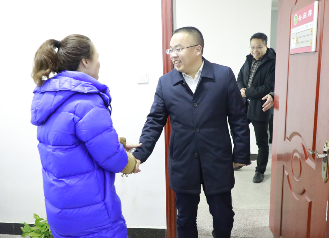 颜和平看望慰问春节坚守岗位的一线工作人员