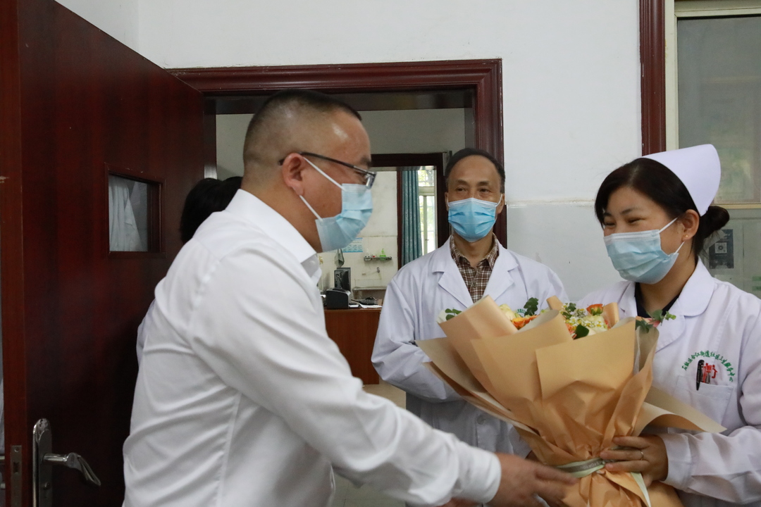 致敬白衣天使！颜和平、谢海蓉走访慰问一线医务人员