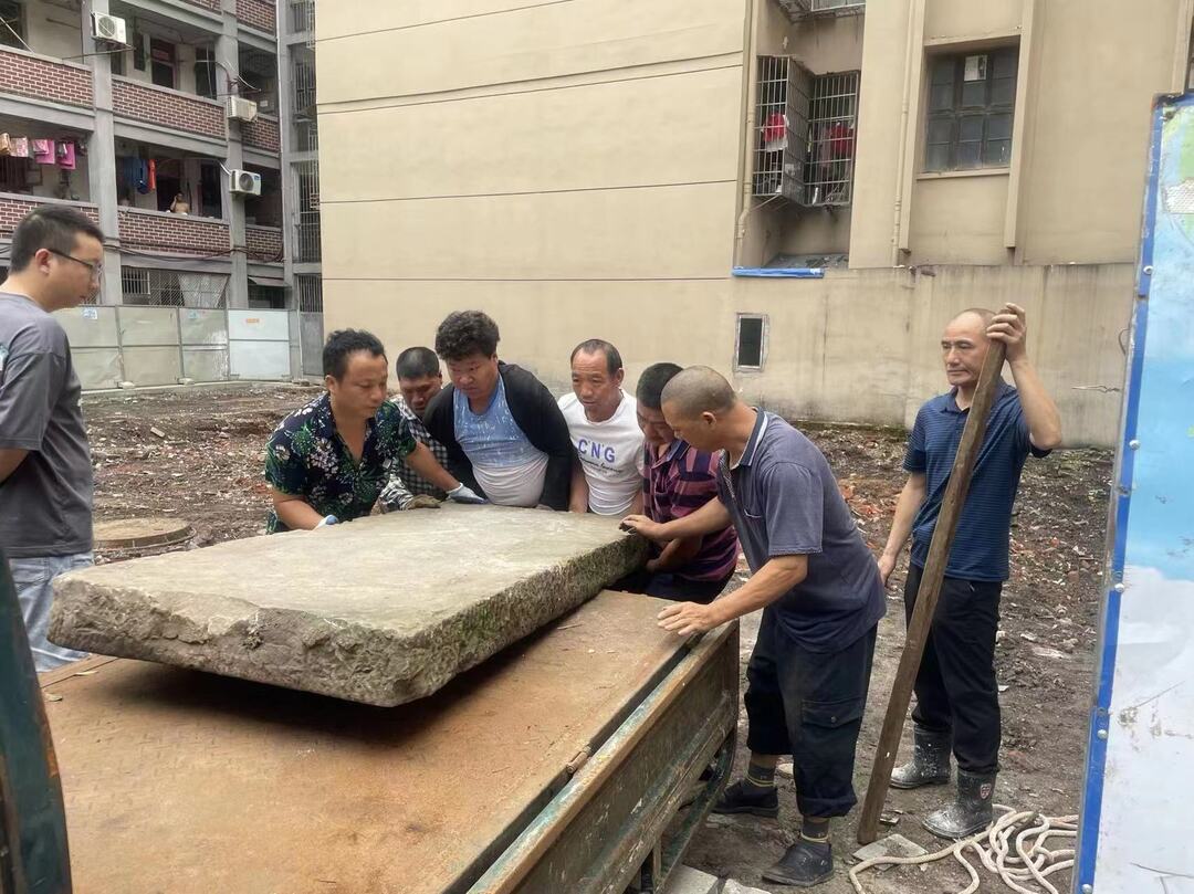 原山陕会馆地下发现的古石碑，被送往市博物馆