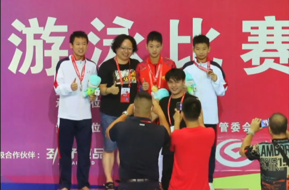 点赞！石鼓小伙勇夺省运会游泳比赛金牌