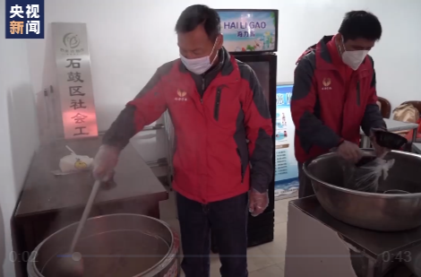 央视新闻 | 香浓腊八粥暖身更暖心 湖南石鼓志愿者为独居老人“送粥入户”