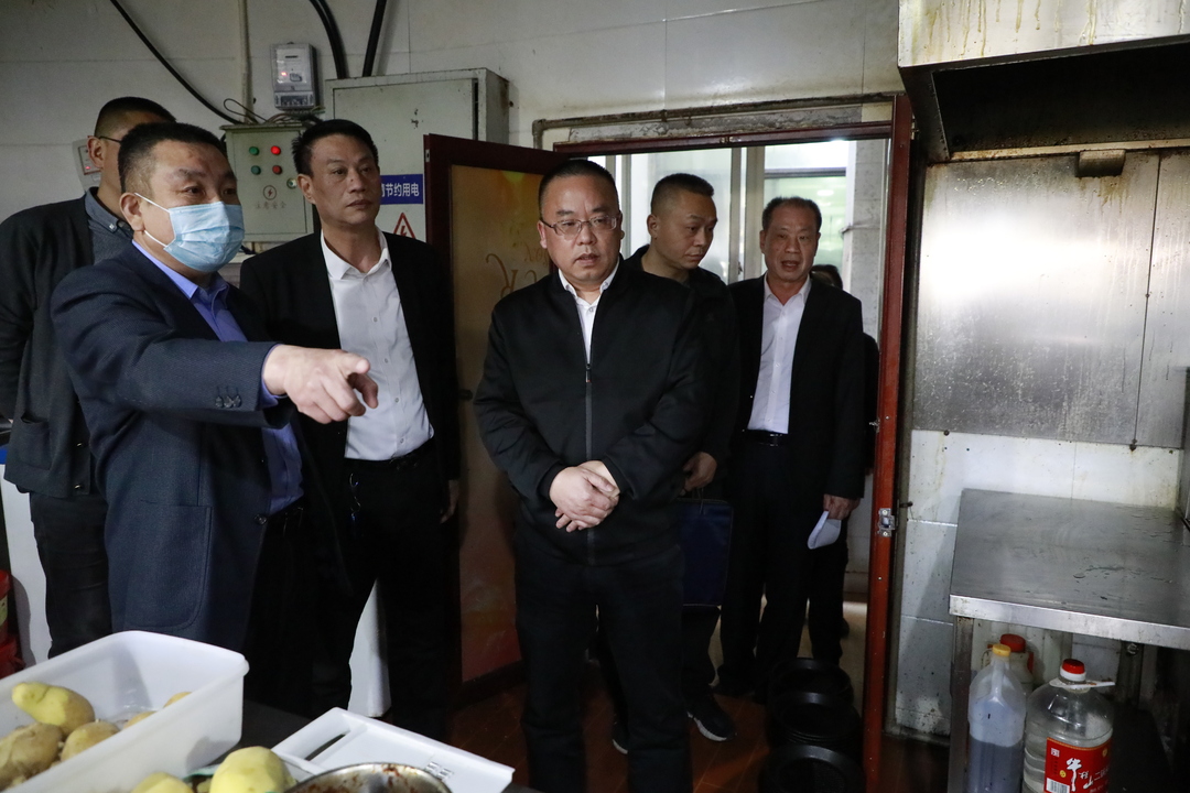 颜和平督导暗访食品安全、创文巩卫工作