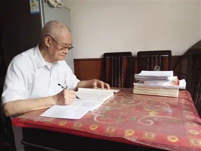 4本党史笔记，见证九旬老党员的初心信仰