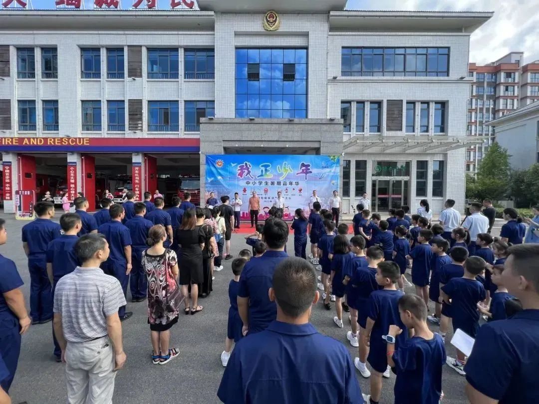 消防明白人｜组图：“沉浸式”体验！萌娃变身“小小消防员”打卡消防站