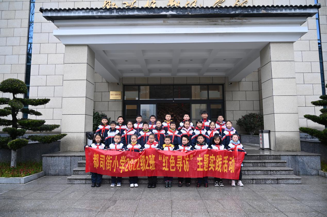 瞻仰英雄事迹，传承抗战精神
