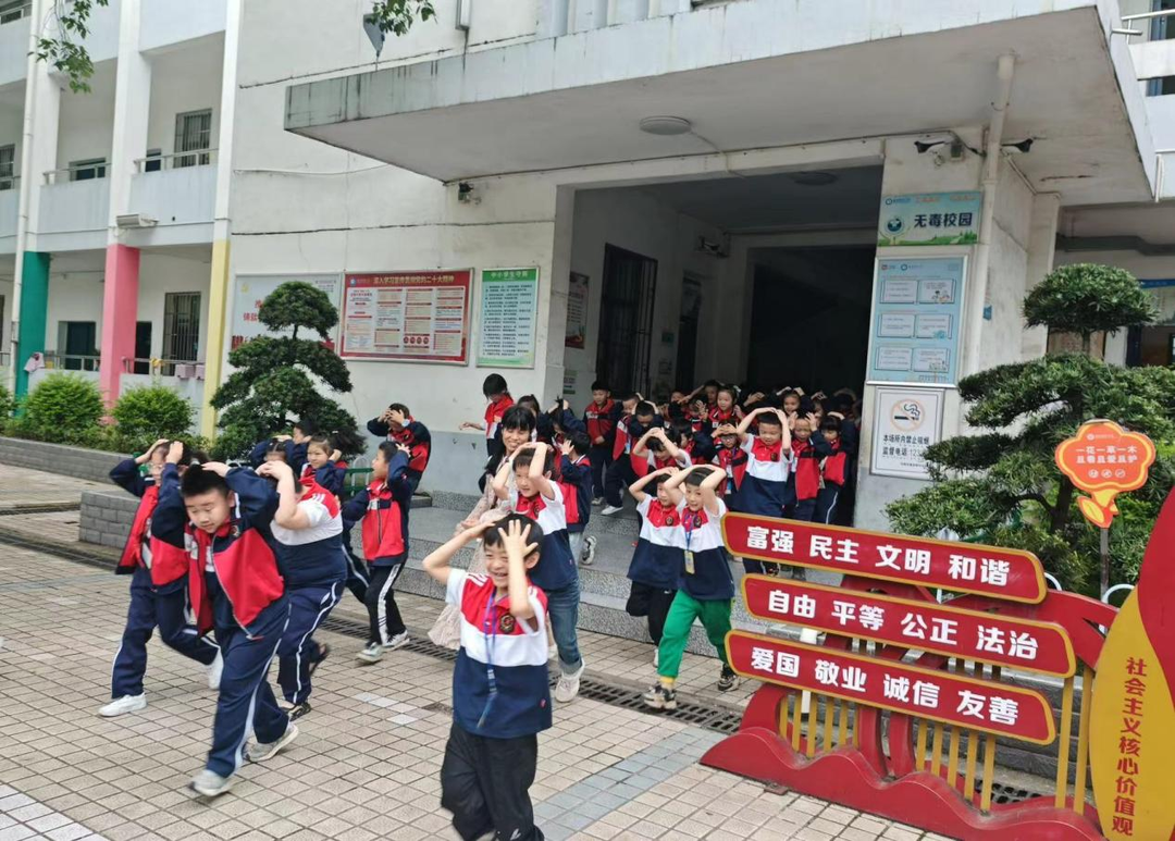 “防震减灾 居安思危”——建设新村小学开展  “无通知”式应急疏散演练活动