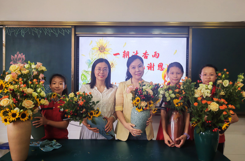双向奔赴的师生缘！五一路小学毕业生自种鲜花谢师恩