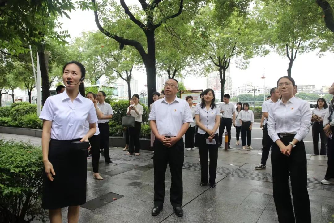 颜和平参加区委办党支部主题党日活动并讲党课