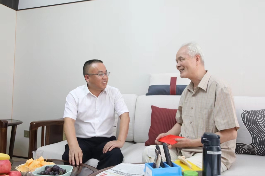 颜和平“七一”走访慰问退休干部、老党员、困难党员和省党内关怀帮扶对象