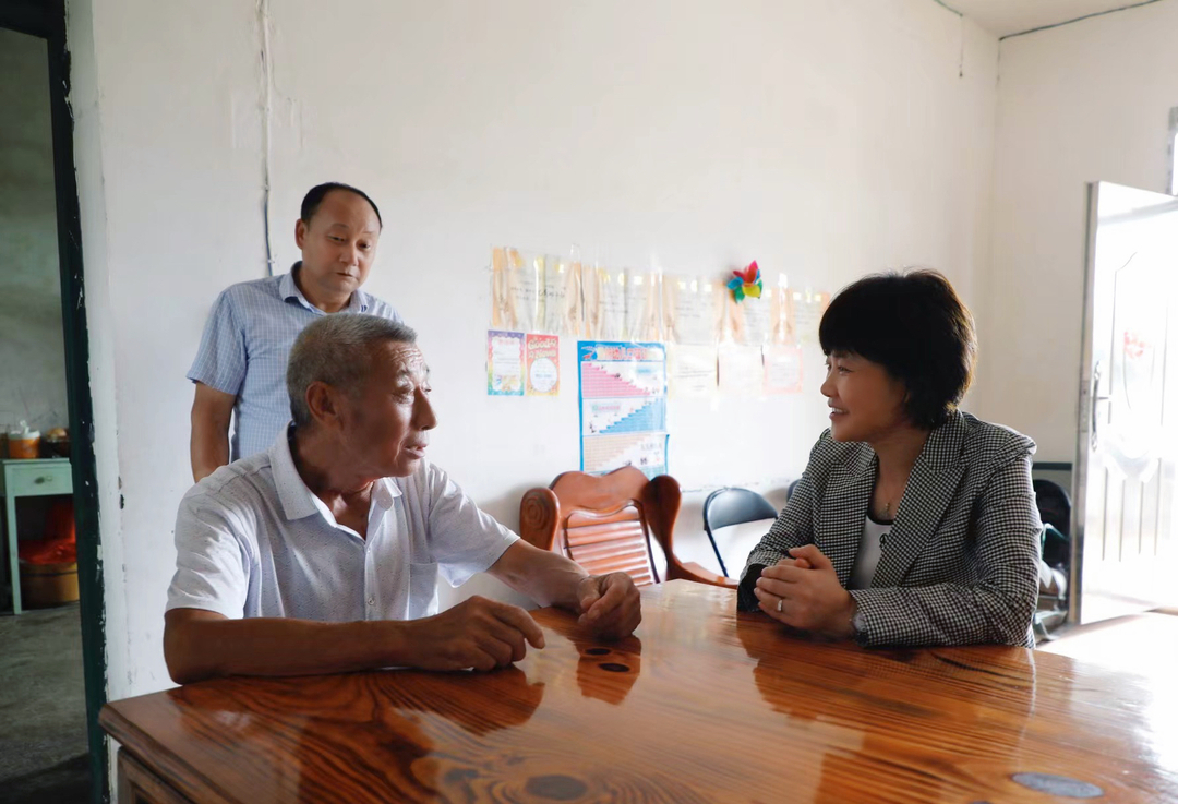 谢海蓉“七一”走访慰问老党员、困难党员