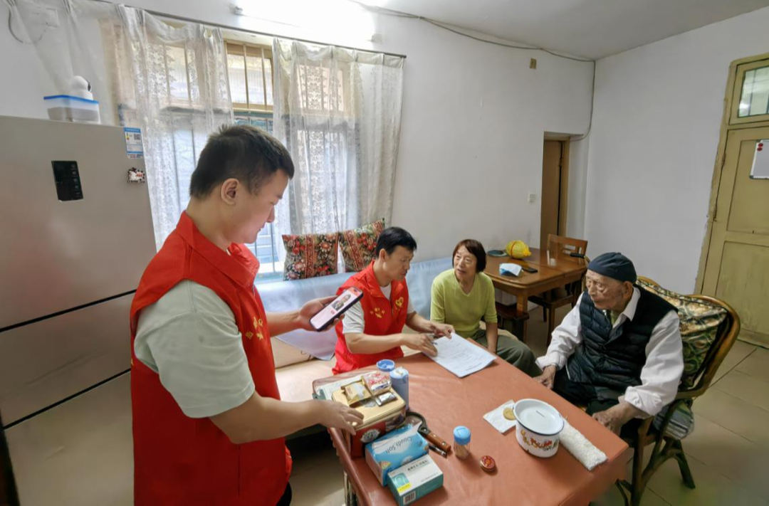 青山街道：上门办理优待证，当好老兵“贴心人”