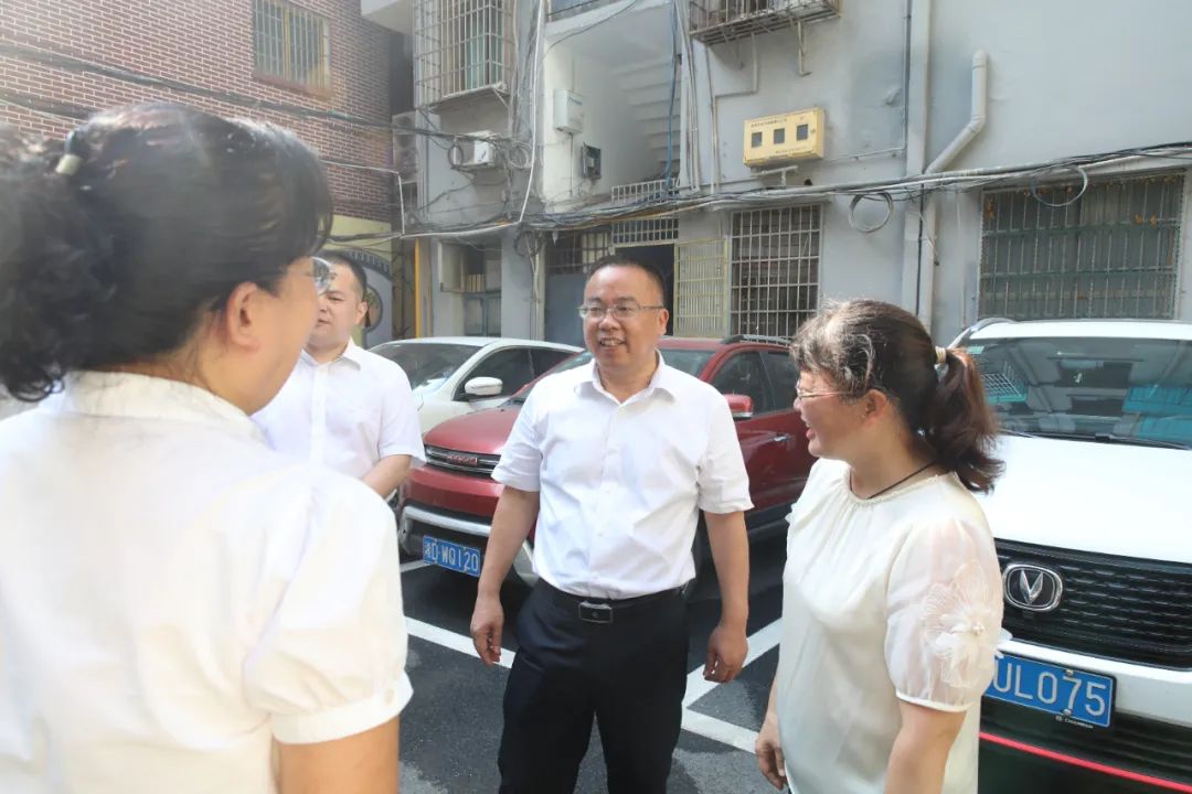 颜和平调研人民街道当前重点工作