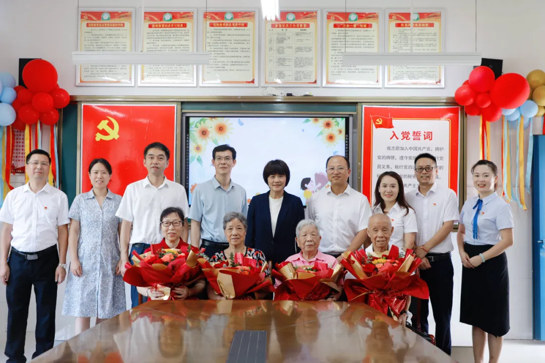 谢海蓉看望慰问名优退休教师并督导开学工作