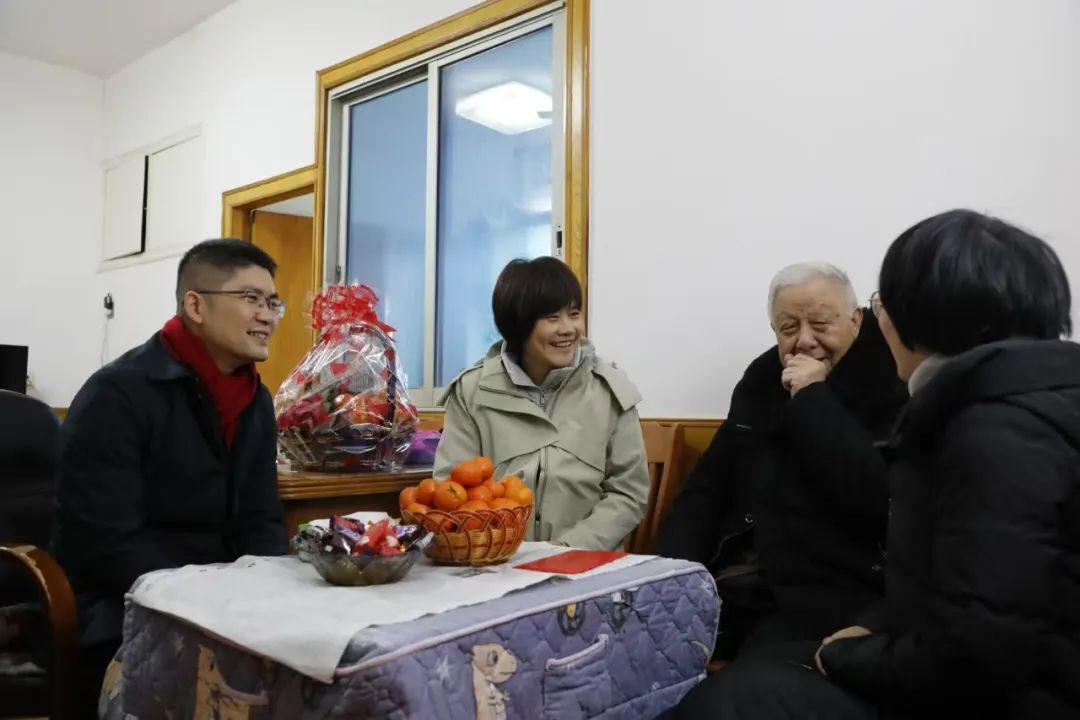 谢海蓉走访慰问退休老干部、科技工作者、困难党员、困难群众