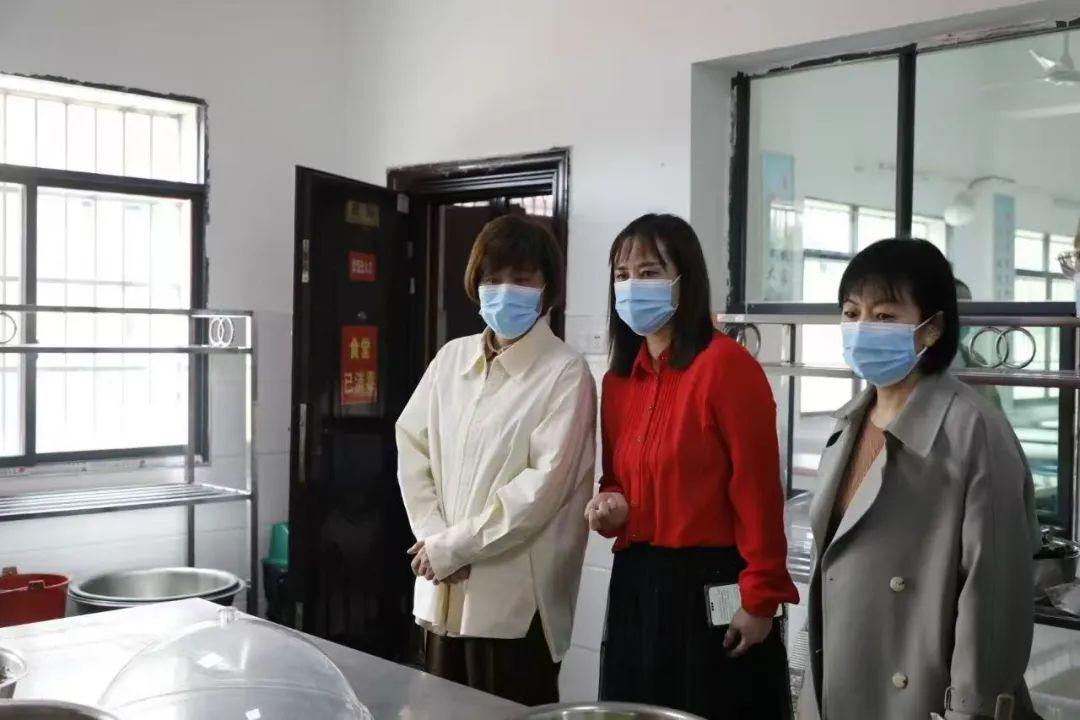 谢海蓉暗访检查校园食品安全工作