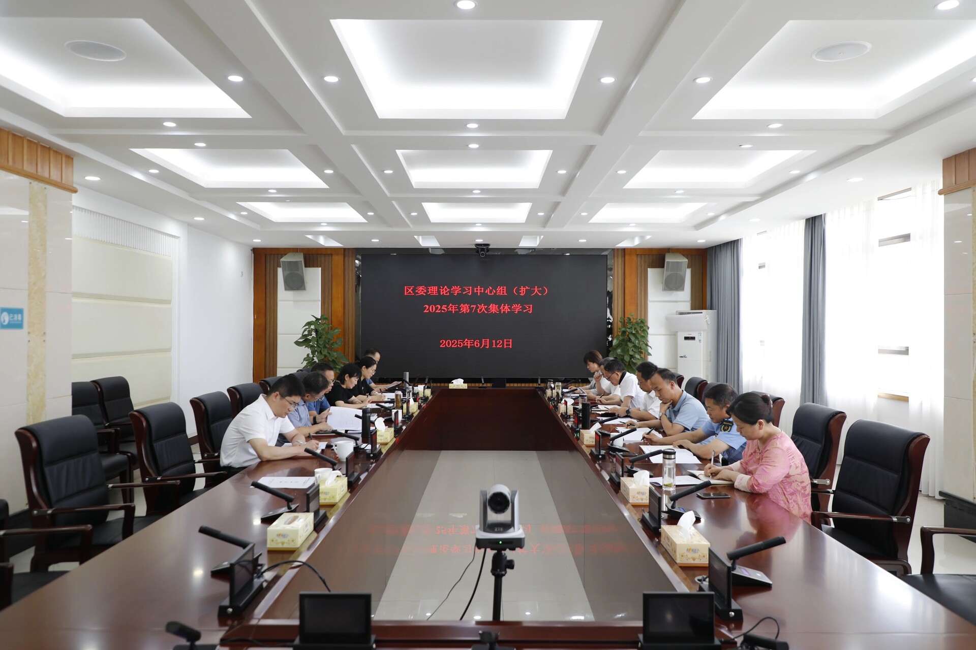 石鼓区委理论学习中心组（扩大）举行2025年第7次集体学习
