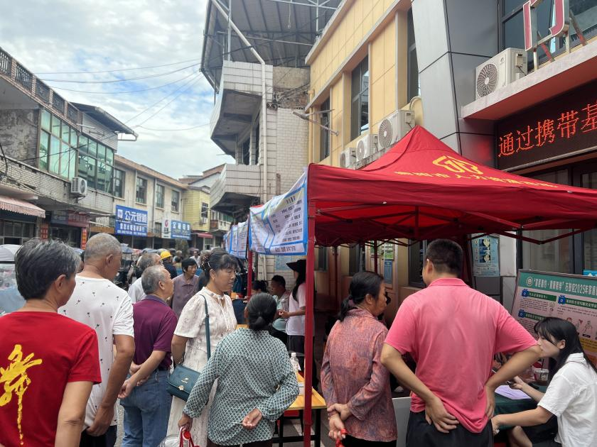 石鼓区“招聘集市”开进角山镇，智能服务助力家门口就业