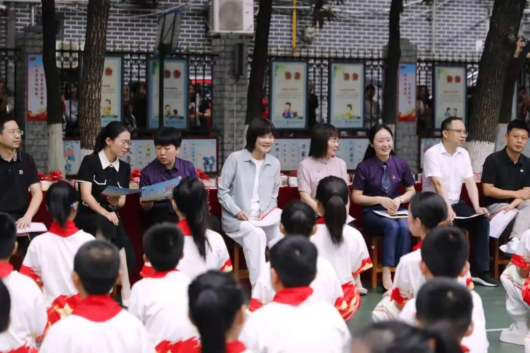 谢海蓉“六一”前夕看望慰问少年儿童并督导校园安全工作