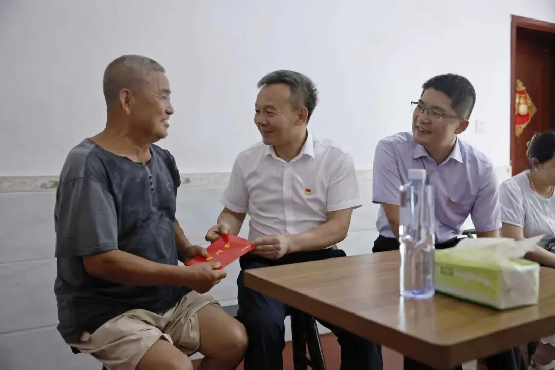 赵波“七一”走访慰问党员