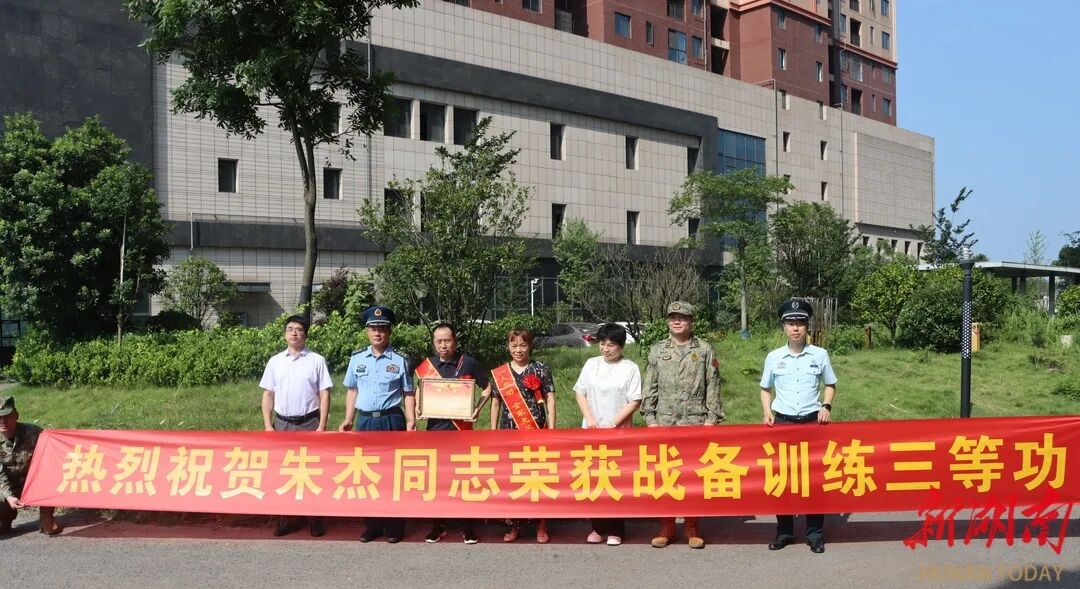 石鼓区：军功喜报送家门，拥军温情暖功臣之家