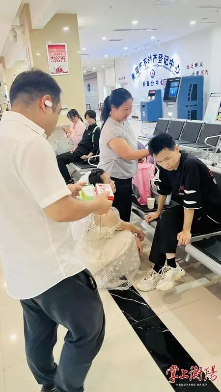 石鼓区：市民突然晕厥，不动产工作人员暖心施救化险情