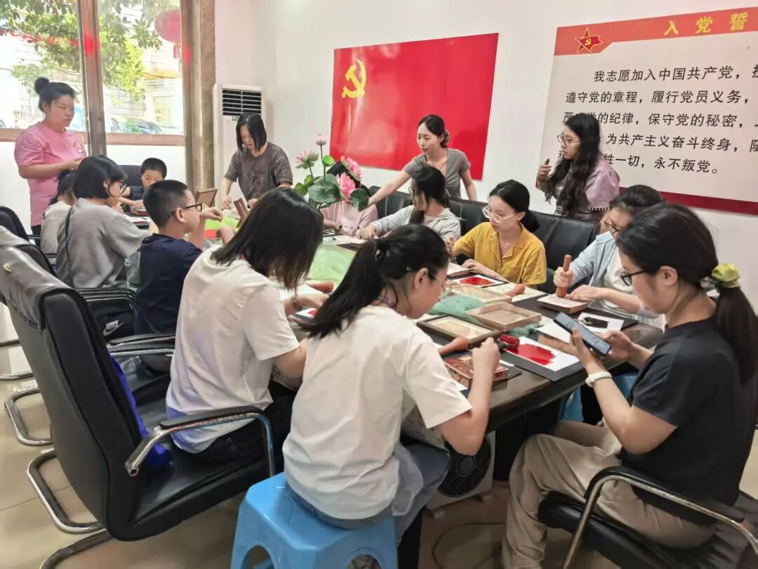 石鼓区：船山路社区联合共青团石鼓区委开展非遗拓印手工活动