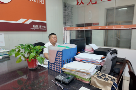 【石鼓先锋 向光而行】系列报道 ②:石鼓区五一街道杨家坪社区党总支书记张飞:扎根社区二十余载,初心如磐映党旗