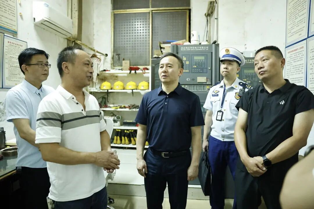 全域夜查除隐患！石鼓区开展“平安雁城”消防安全集中夜查行动