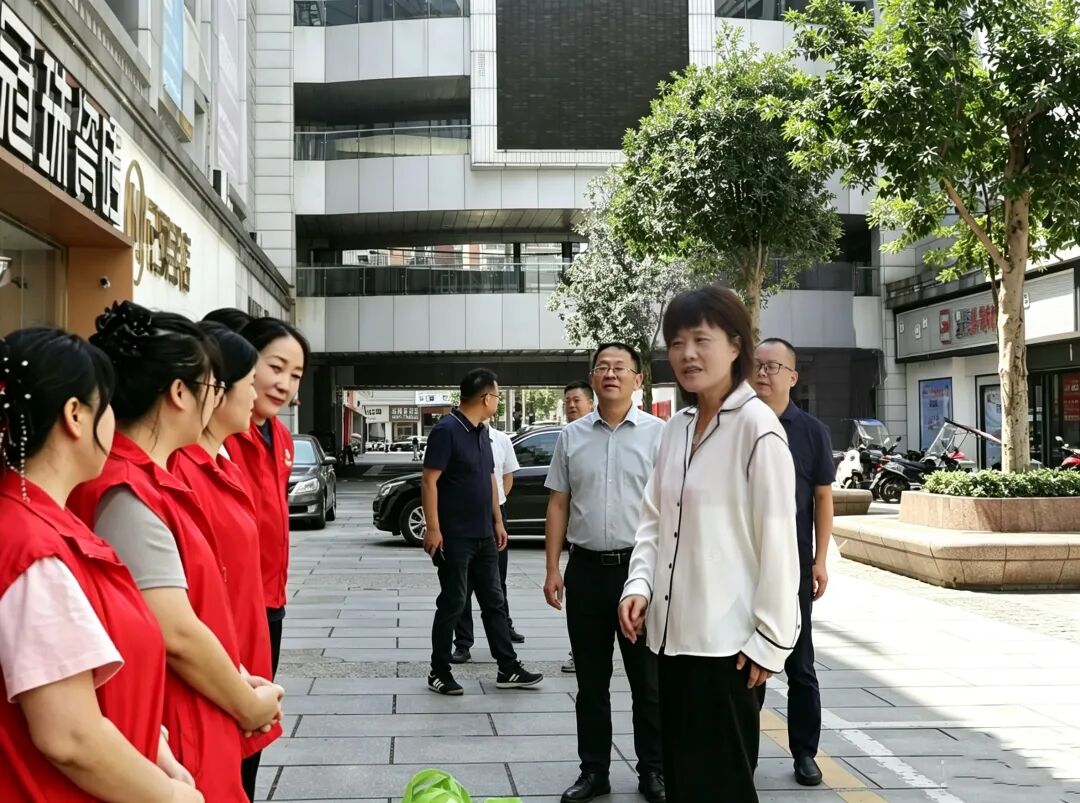 谢海蓉开展“送清凉”慰问活动