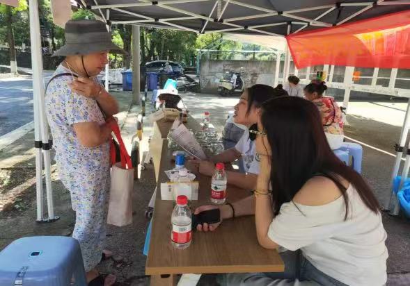 “宣传进街巷 反诈护民心”——石鼓区开展全国网络举报宣传活动