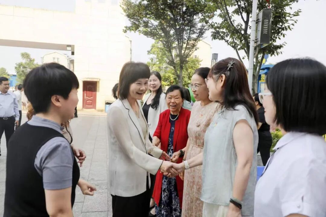 情系教育暖人心！谢海蓉慰问名优教师、困难教师代表，共话全区基础教育高质量发展