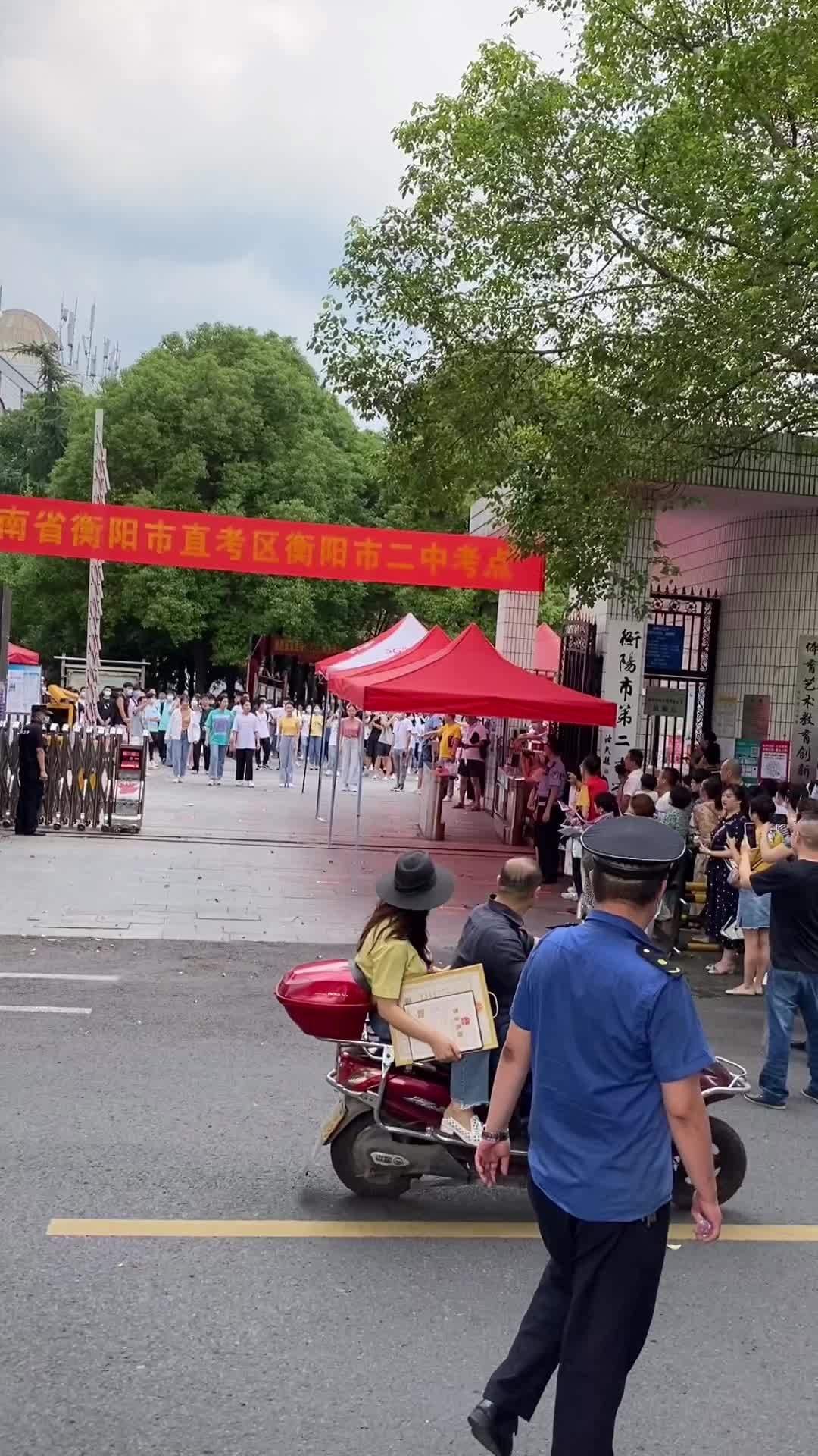 考完啦！直击我区高考考点激动现场