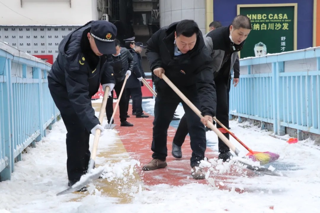 青山街道：铲雪除冰，为市民安全出行保驾护航