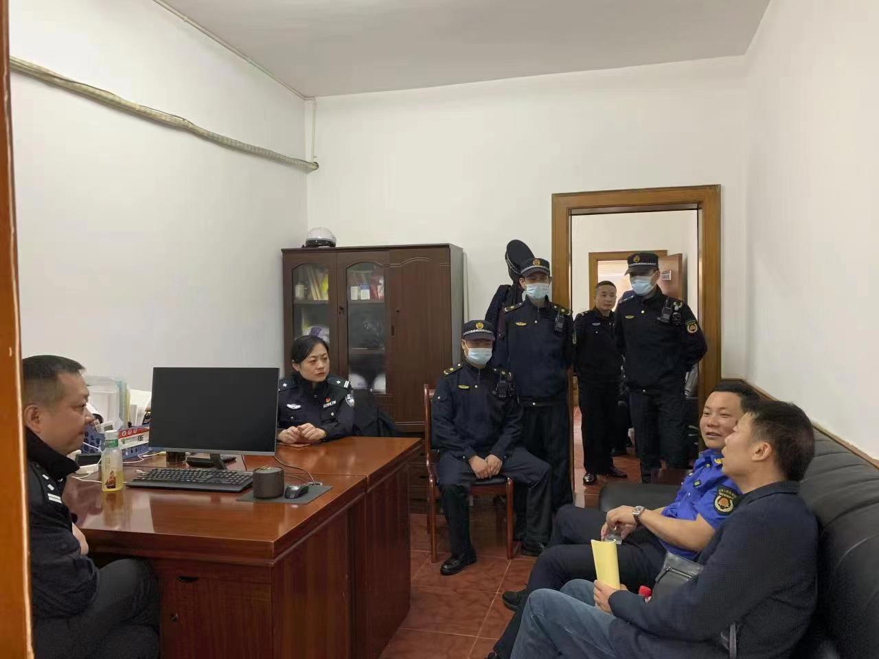 石鼓城管：擅自铲除停车线，三男子被处罚
