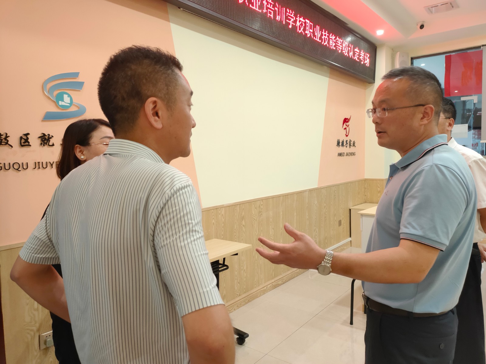 “服务企业上门送政策” ——石鼓区人社局为企业纾困解难