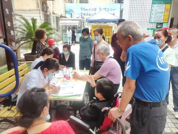 青山街道社区卫生服务中心党支部为民办实事，开展辖区内脑卒中筛查活动