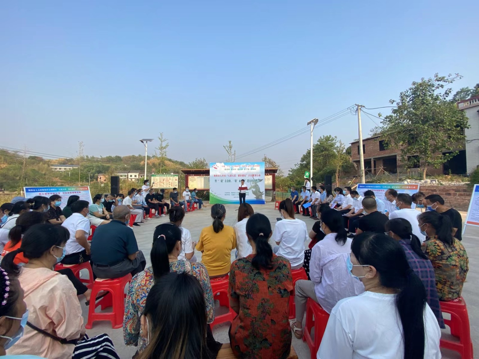 金秋招聘惠民生，硕果盈枝暖人心——市区人社局联动进村送岗送政策