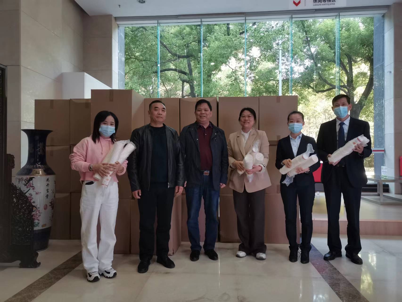 石鼓区总工会：配送暖心物品，构筑温暖驿站