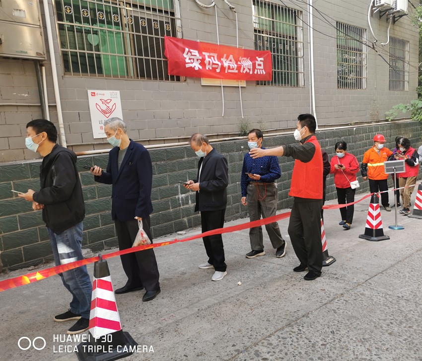 区人防办志愿者助力社区核酸检测