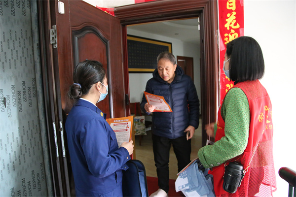 石鼓区消防救援大队联合社区开展高层建筑“敲门入户”行动