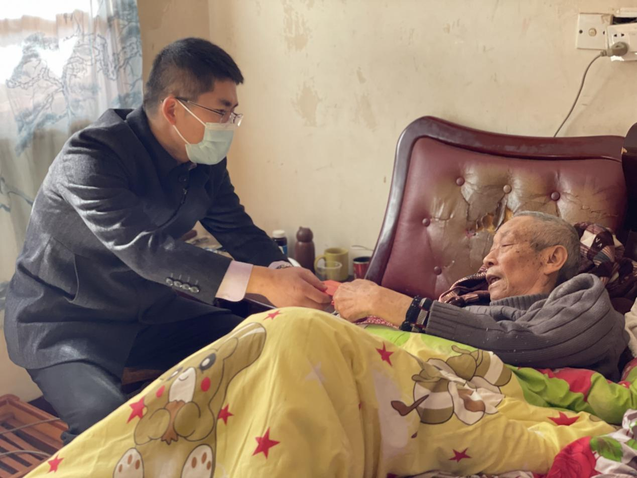 暖冬行暖人心：区联点领导深入五一街道走访慰问困难党员