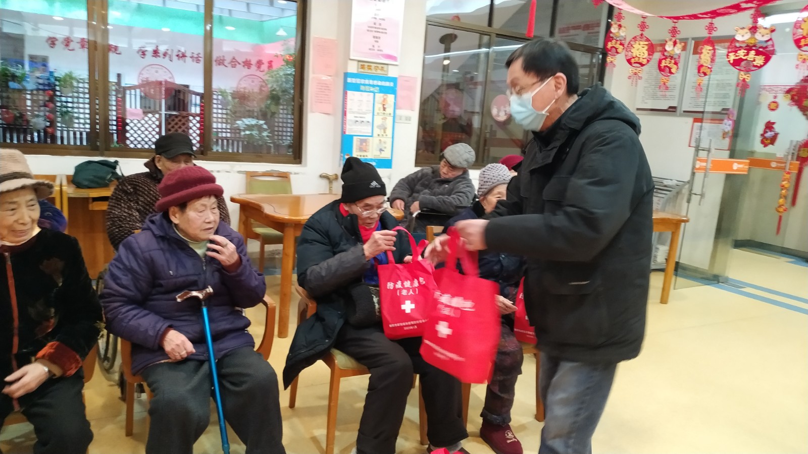 潇湘街道社区卫生服务中心党支部开展养老院送医送药送健康主题党日活动