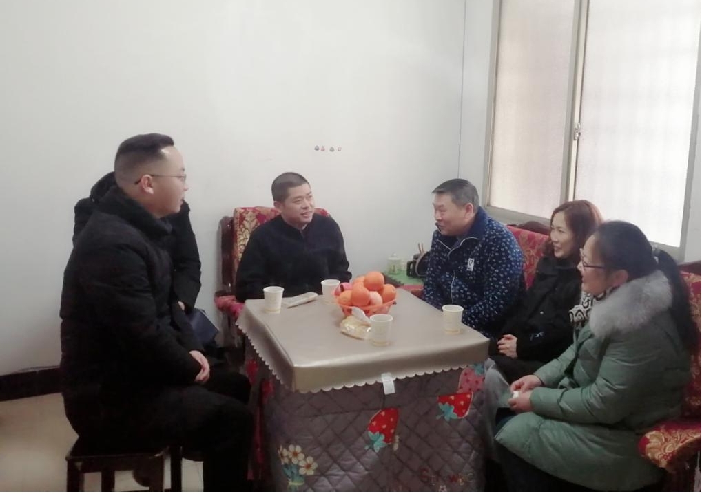 春节前夕送温暖 区领导走访慰问区市场监管局困难党员